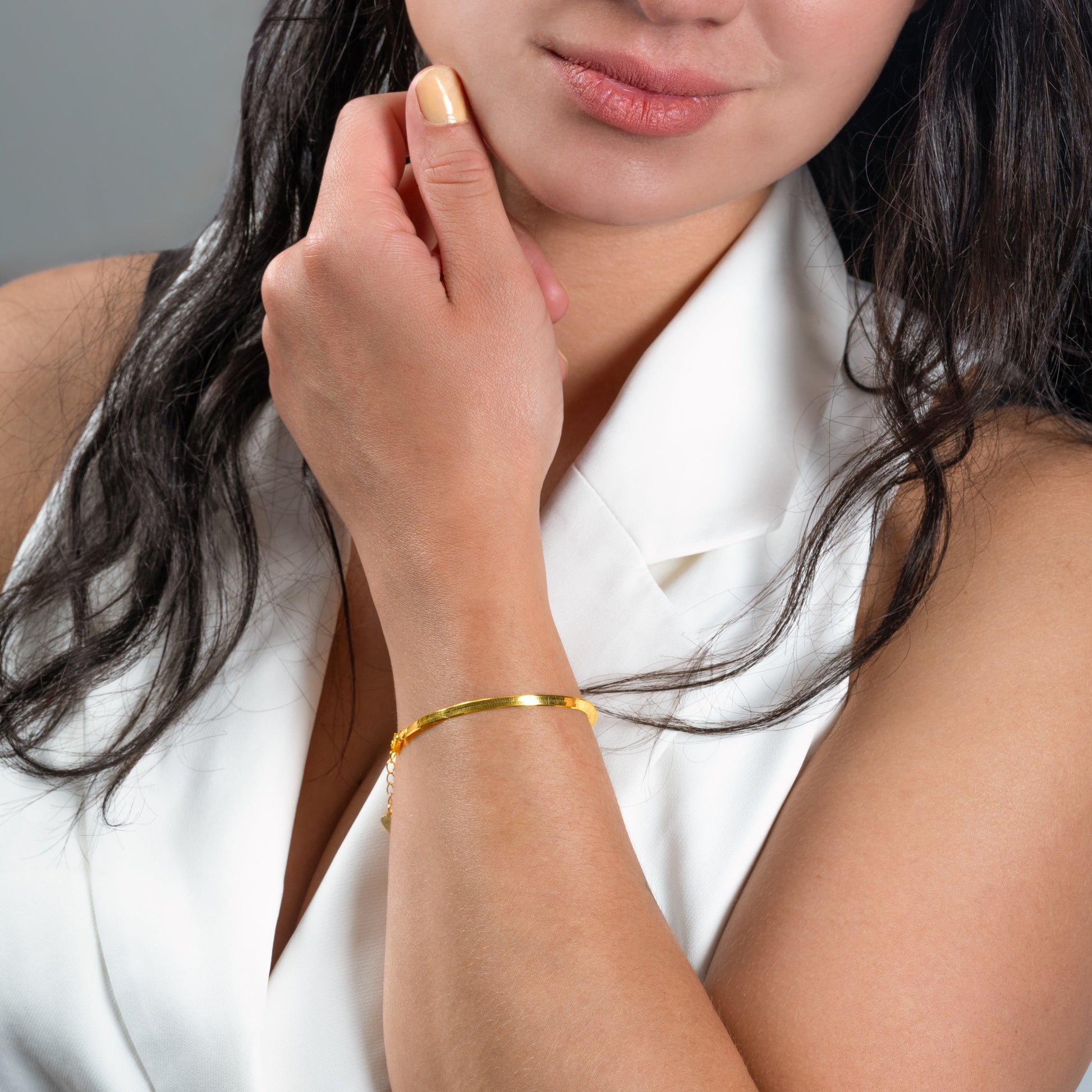 A stunning model wearing Flat Snake Gold Bracelet on her hand